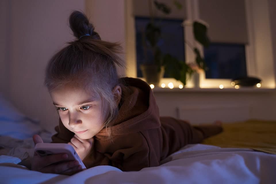 Combien de temps d’écrans faut-il accorder à nos enfants et quelles en sont les conséquences ?