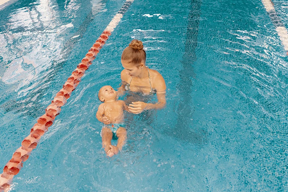 Les bienfaits de la natation pour les bébés : comment les aider à développer leur confiance en l'eau