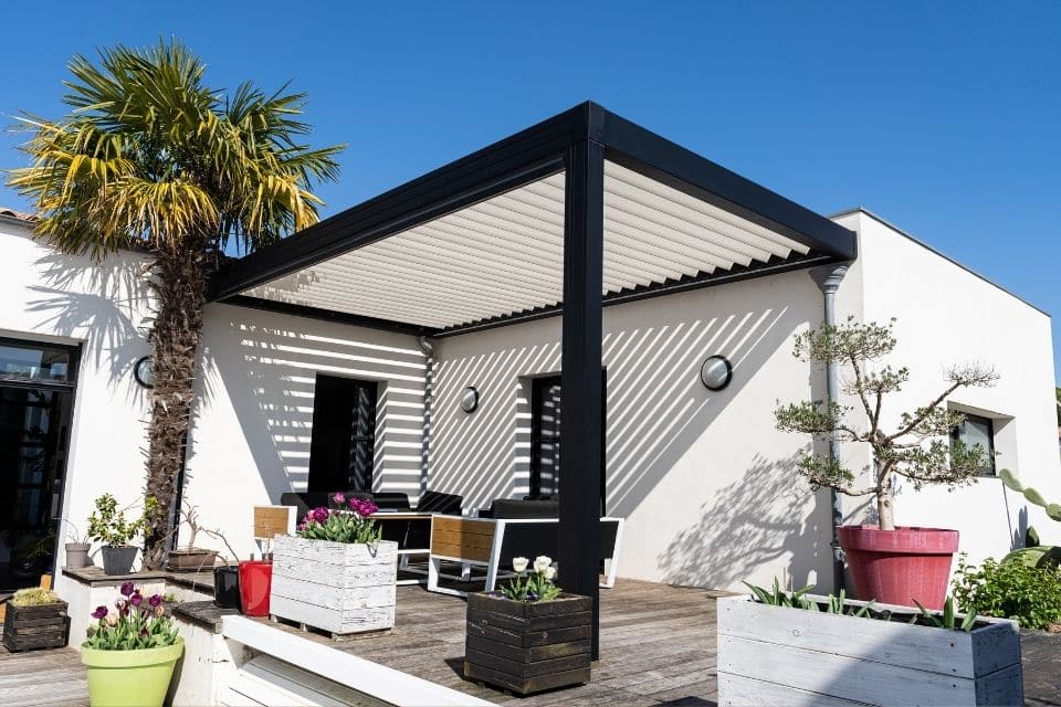 Comment une pergola bioclimatique en aluminium transforme votre extérieur ?