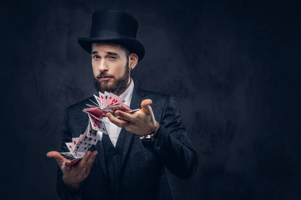 Magie et élégance avec un magicien close-up pour votre mariage