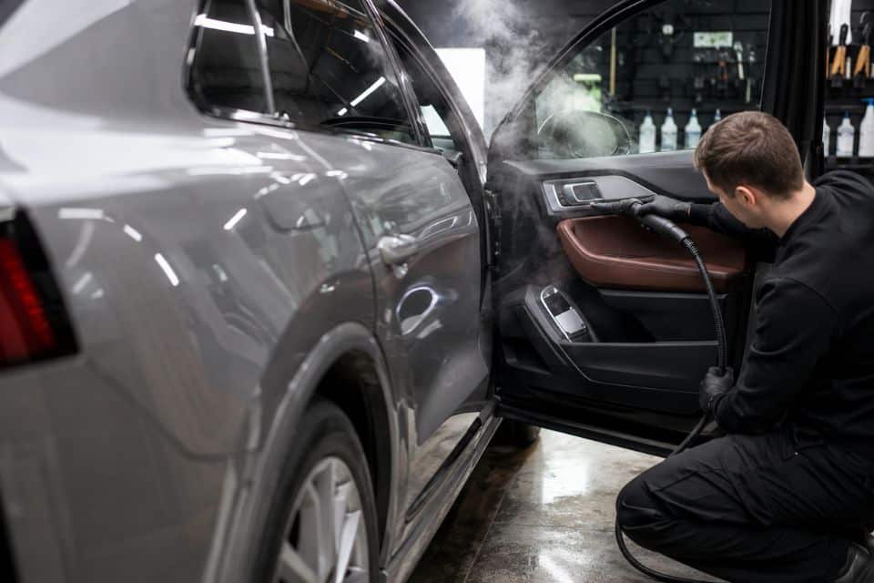 Detailing automobile à la vapeur : le grand nettoyage qui respecte votre véhicule