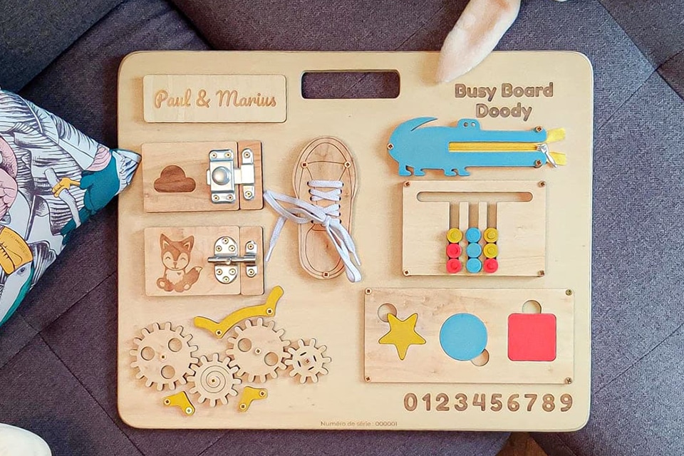 Dénichez votre planche d'activités fait main avec Busy Board Montessori