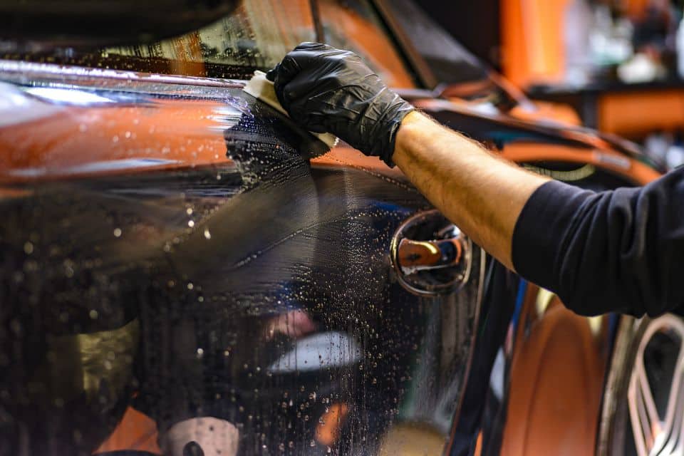 Lavage professionnel à la main vs car wash : quel choix ?