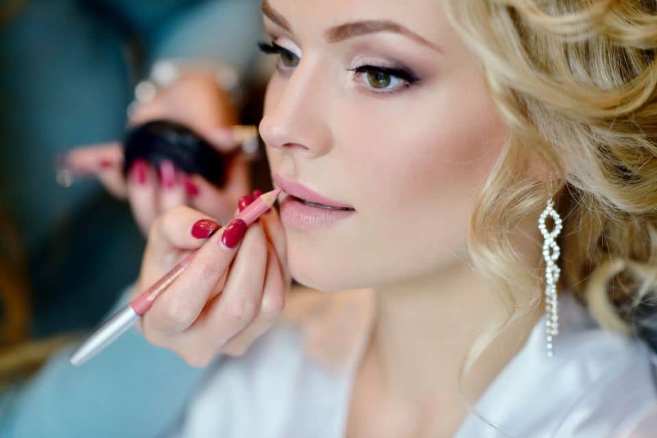 Choisir le maquillage idéal pour votre mariage selon votre style et votre robe