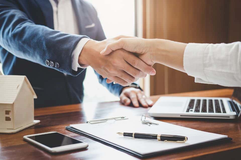 Peut-on parler de coaching financier pour le travail du courtier en crédit ?