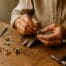 Slow fashion : nos bonnes raisons d’investir dans des bijoux faits-main !