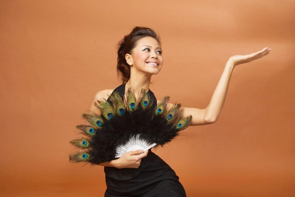 Robe de soirée et forte poitrine : comment rester chic ?