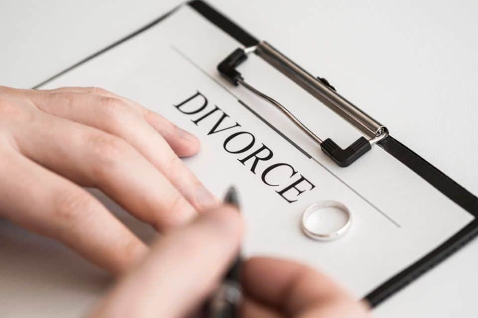 Combien de temps dure un divorce contentieux : comprendre les délais et étapes
