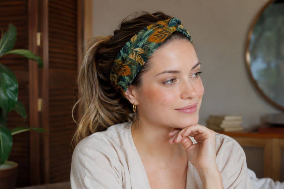 Des années rétro aux looks modernes, l’histoire du bandeau pour cheveux !