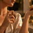Pourquoi les extraits de parfum tiennent-ils plus longtemps sur la peau ?